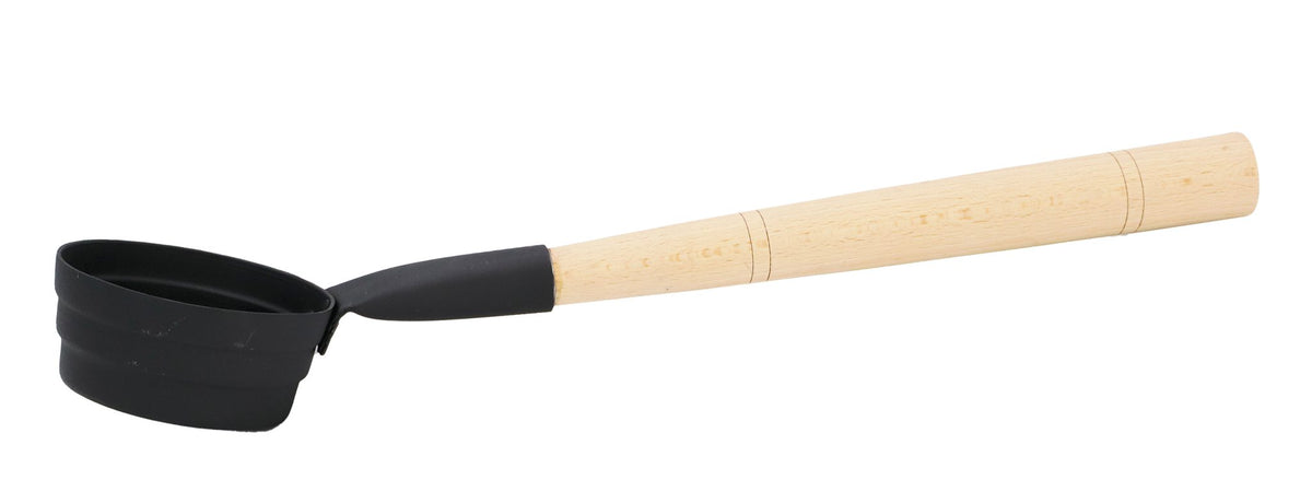 Saunakelle mit langem Holzstiel – sandgestrahlt, Schwarz matt – Pyörre – Produktansicht