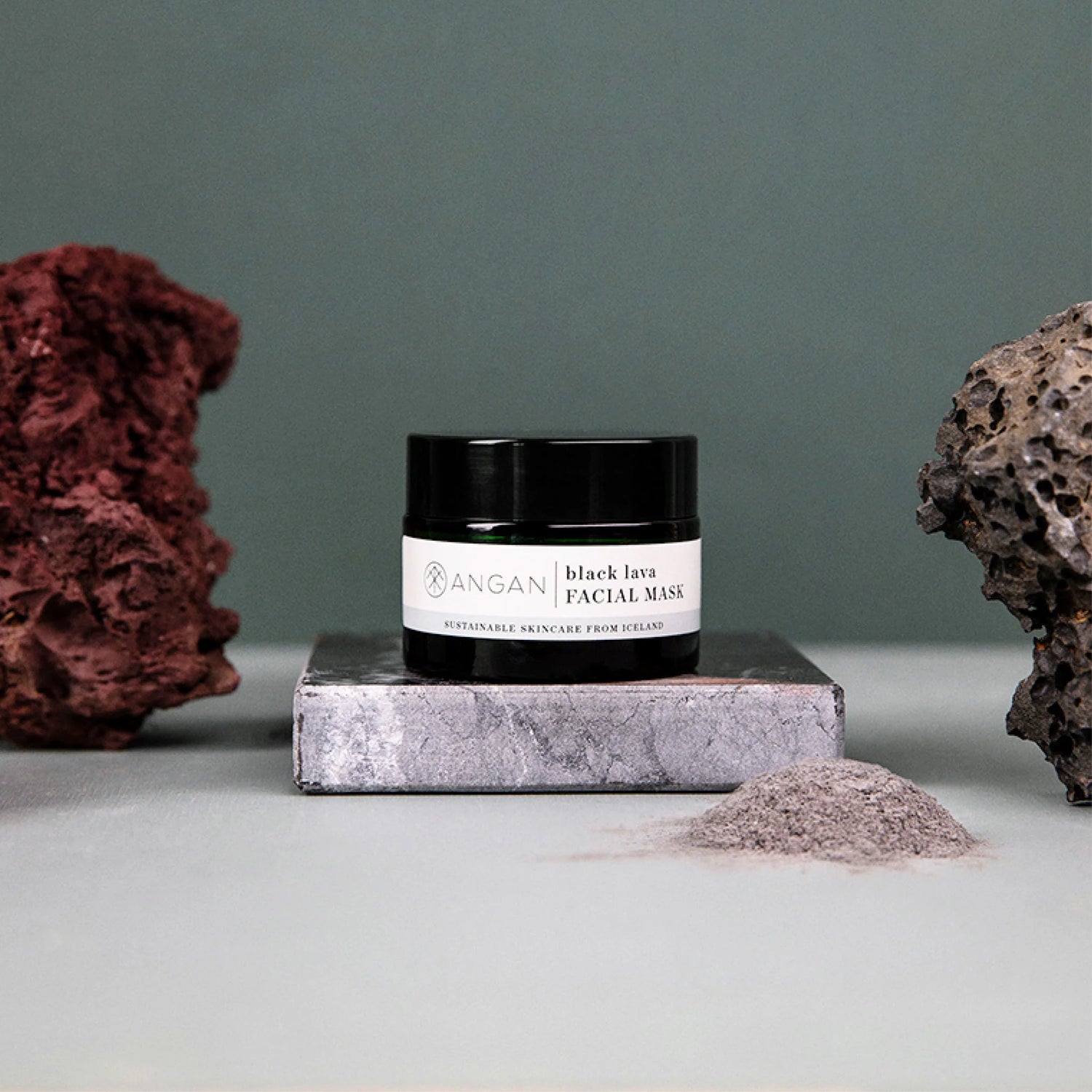 Masque facial en lave noire