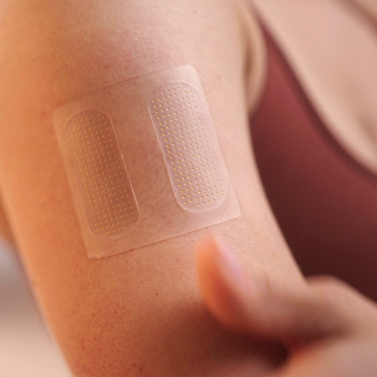 Wholyme Deep Relief Patch auf dem Oberarm