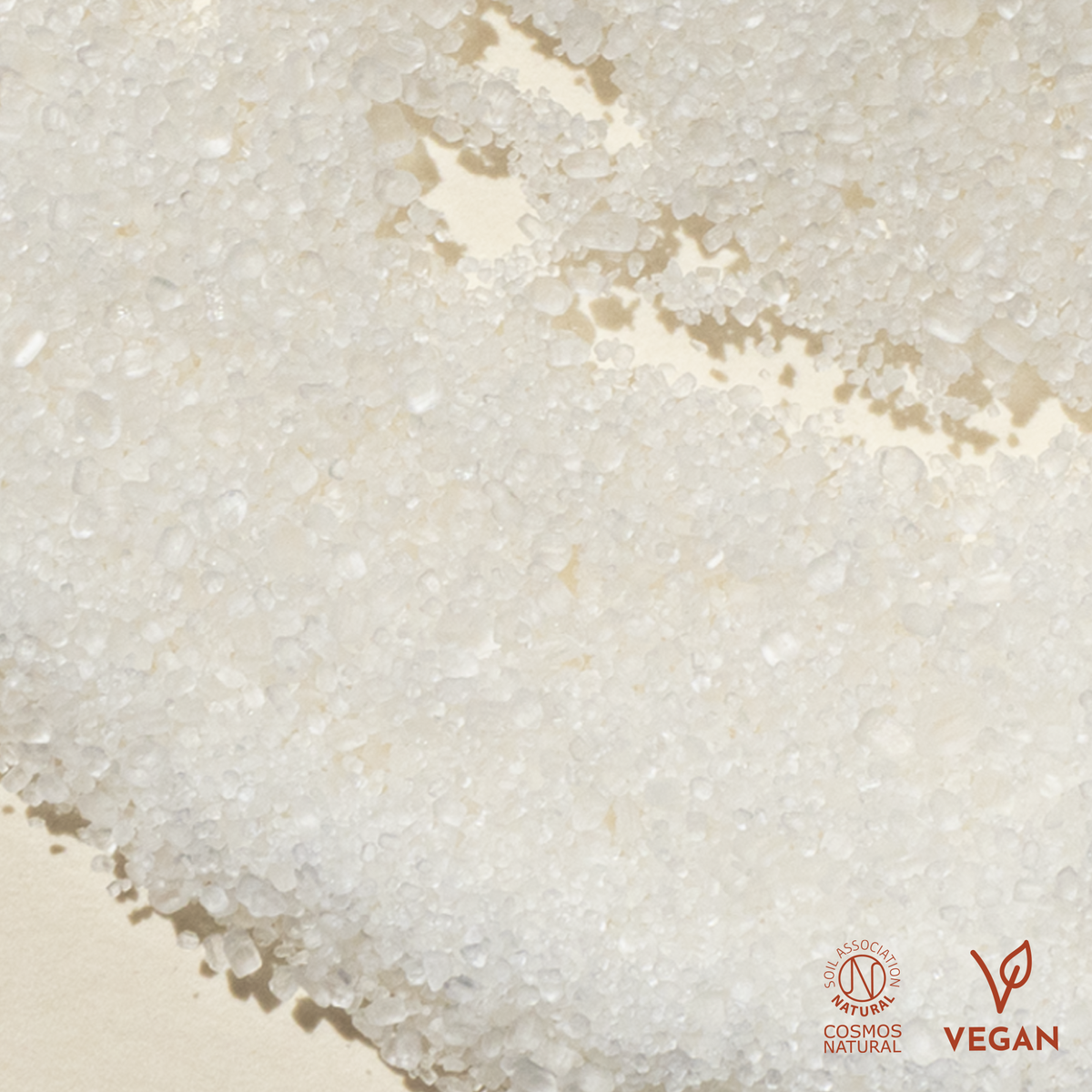 Nahaufnahme der weissen Wholyme Pregnancy Salts mit Hinweis auf die vegane Rezeptur