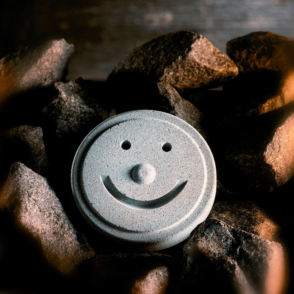 HUKKA Saunaveijari – Sauna-Smiley aus Speckstein – Herstelleransicht 2