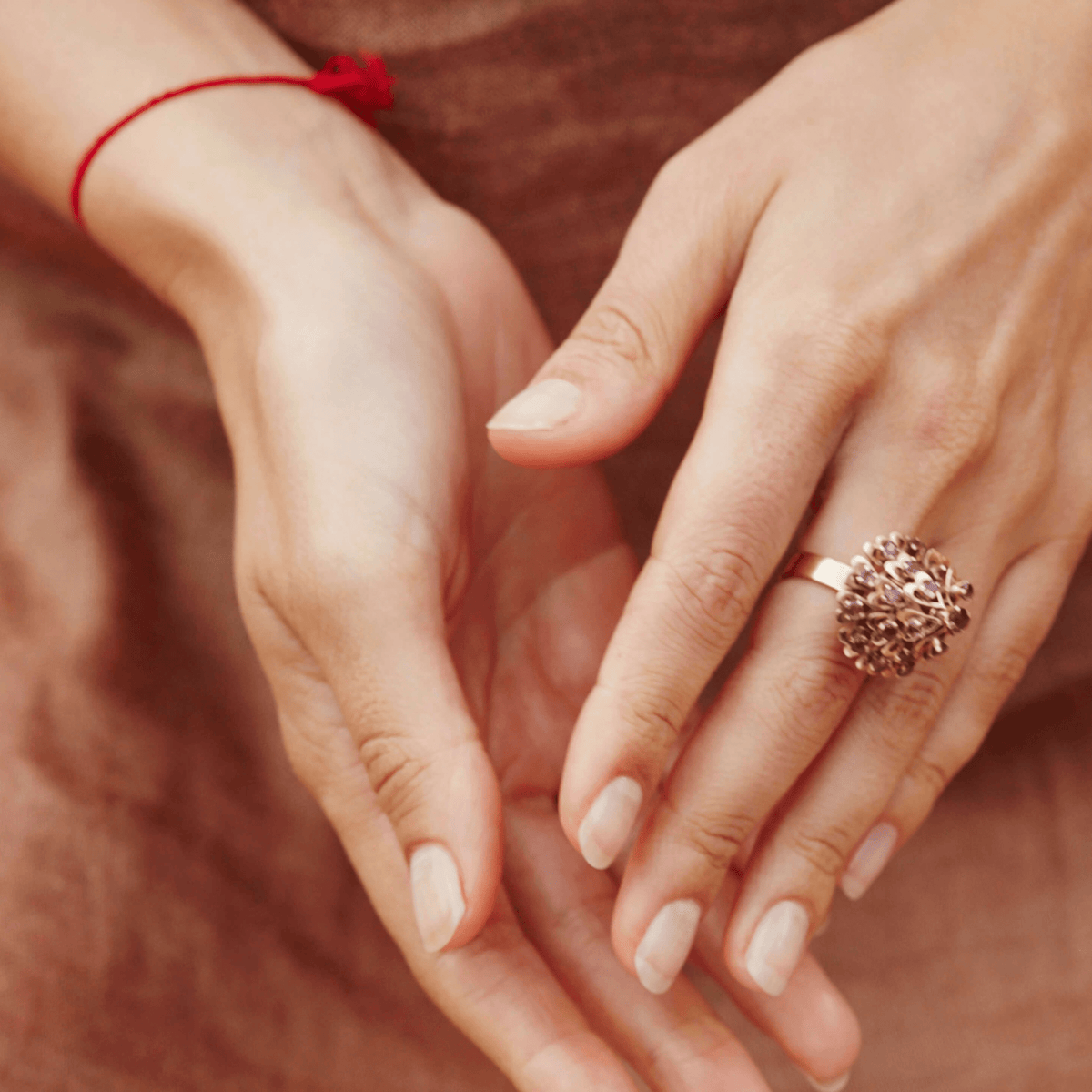 MAULI RITUALS Sacred Red Thread – Armband mit Glöckchen – Produktansicht 4
