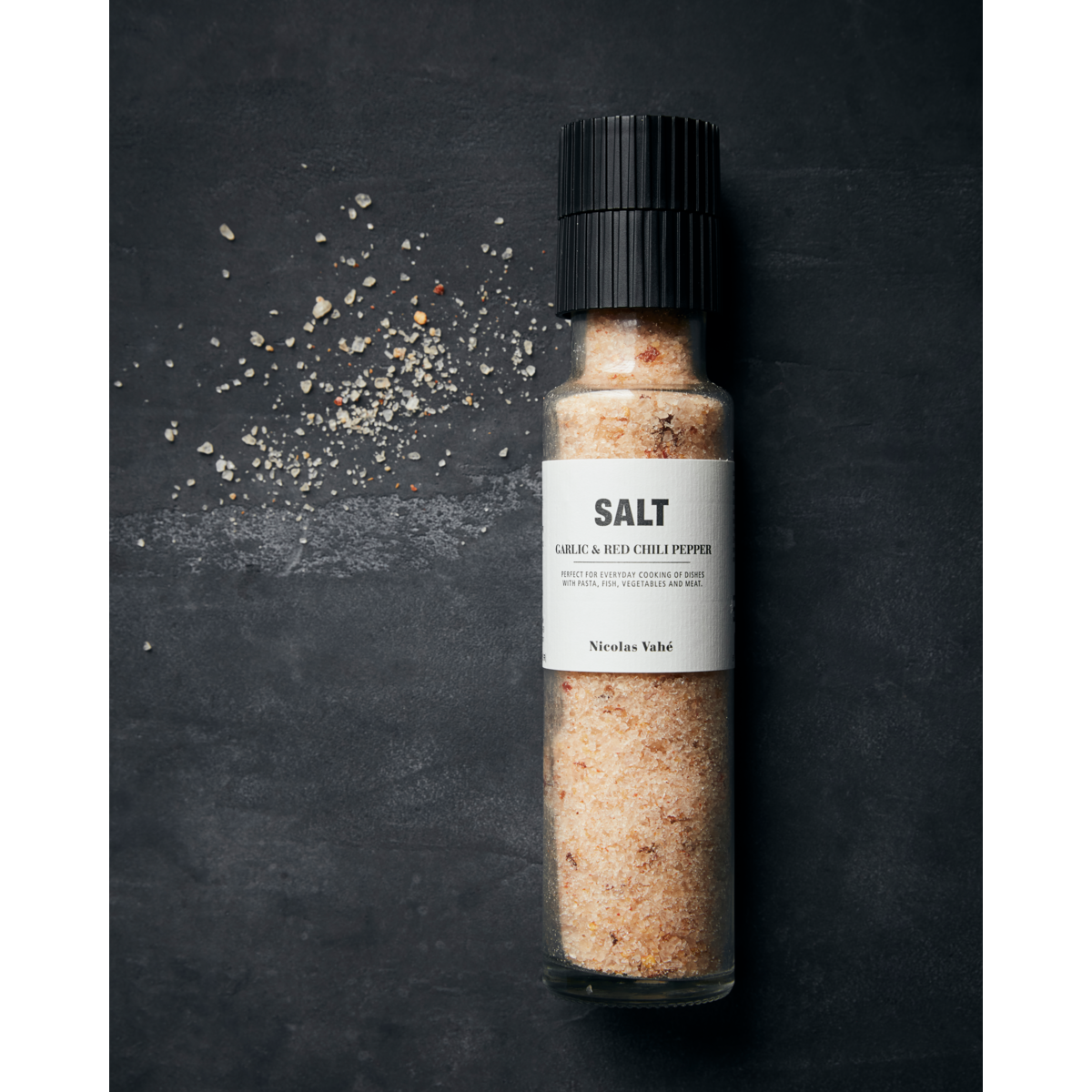 Salzmühle mit Salz, Knoblauch & roter Chilischote