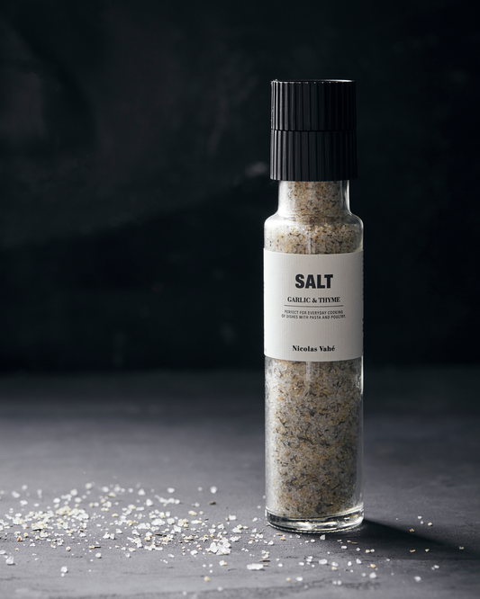 Salzmühle mit Knoblauch und Thymian