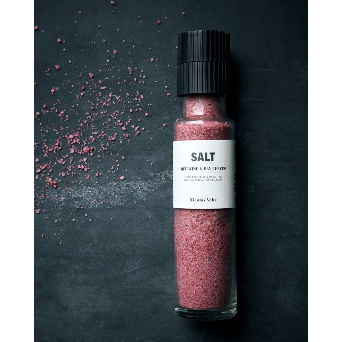 Salzmühle mit Rotwein und Lorbeerblättern
