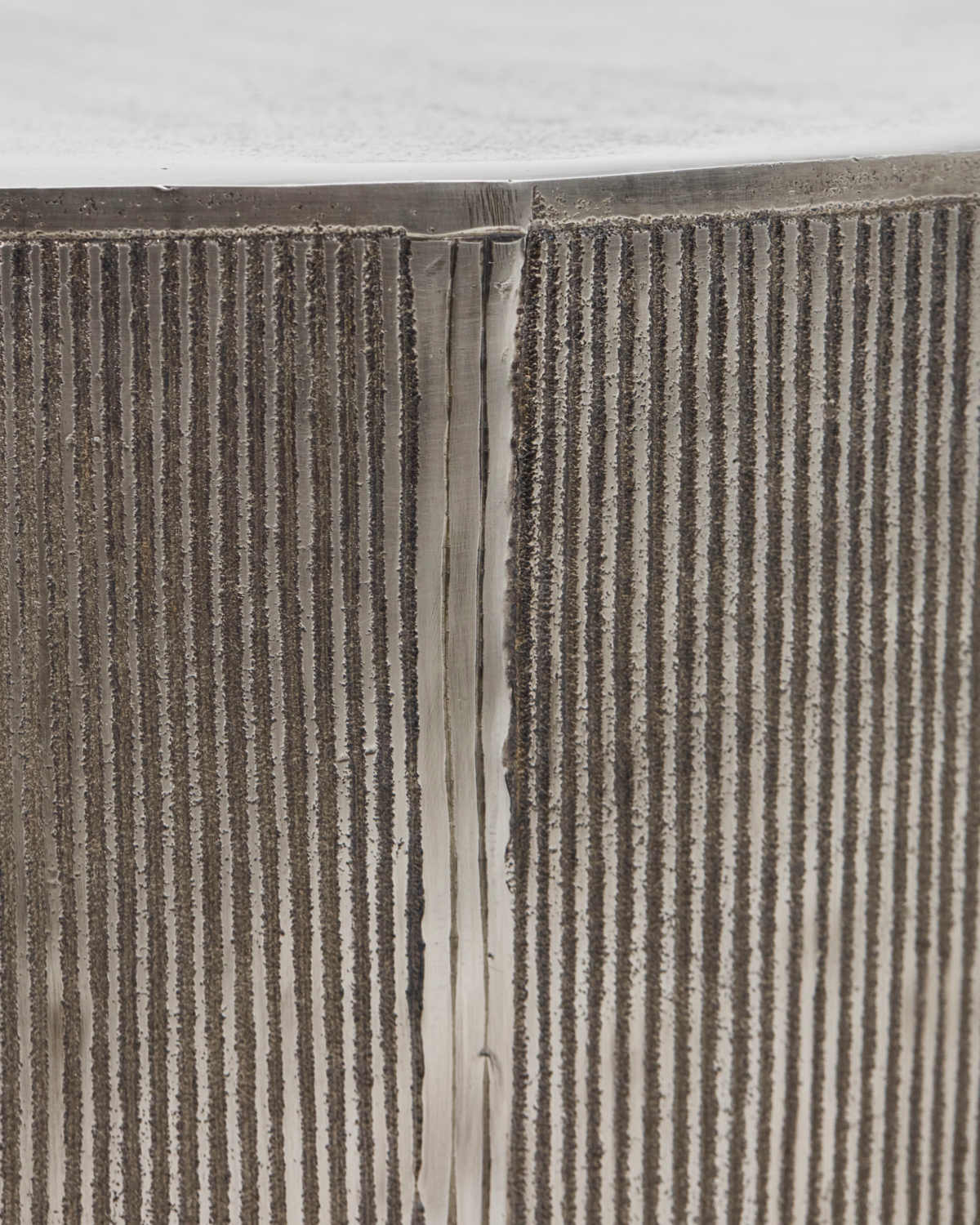 Table d'appoint ronde Rota avec façade rainurée