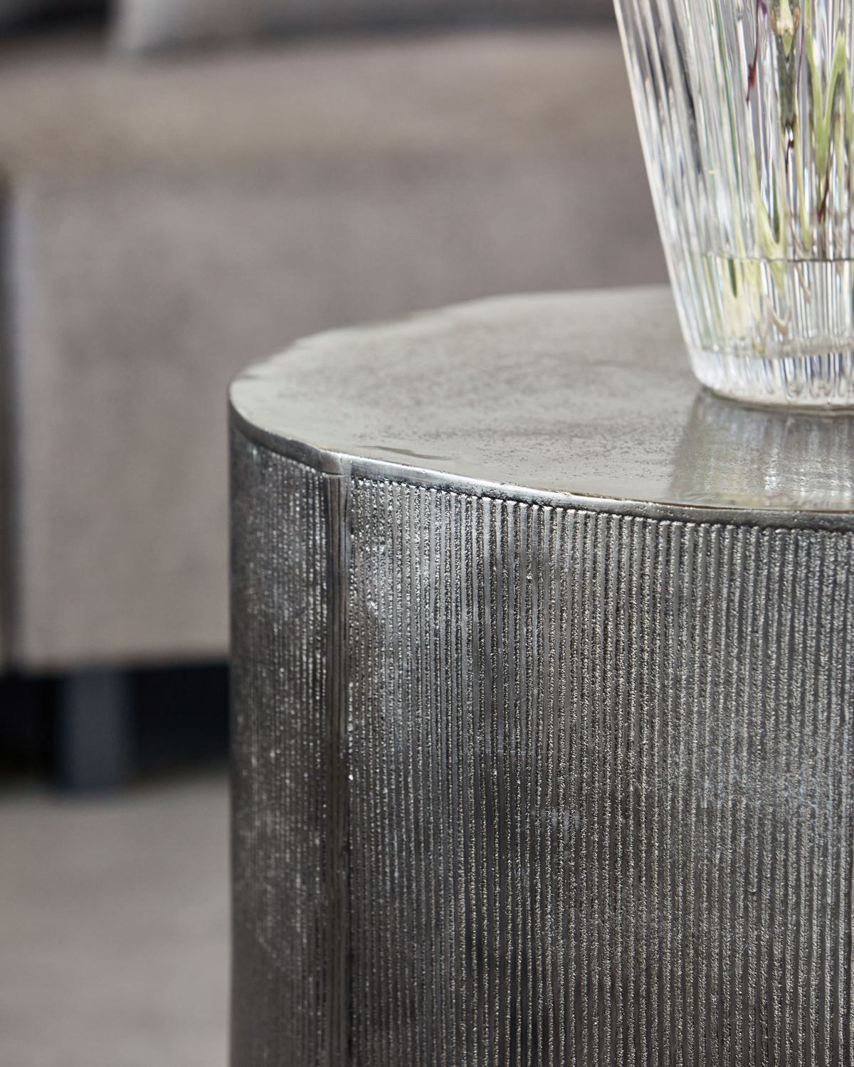 Table d'appoint ronde Rota avec façade rainurée