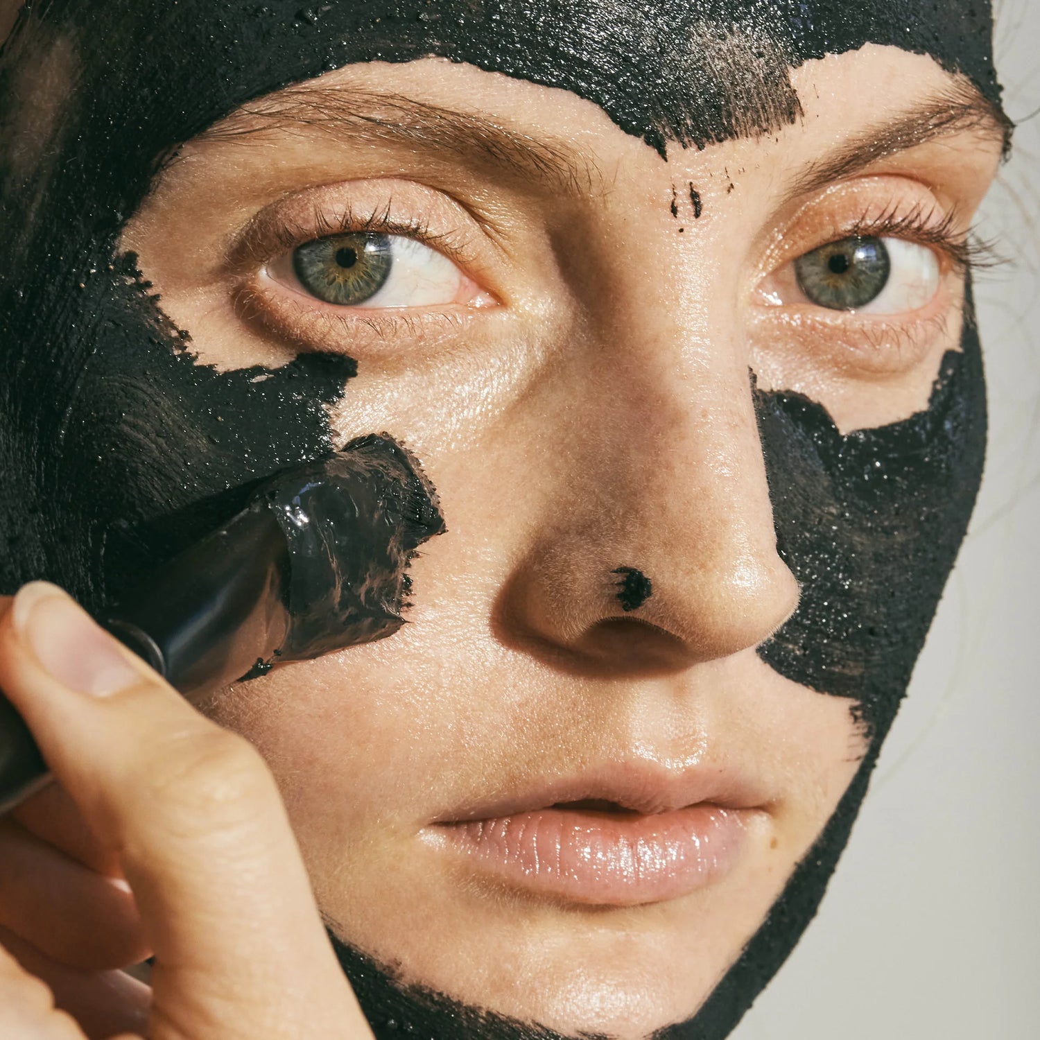 Masque facial en lave noire