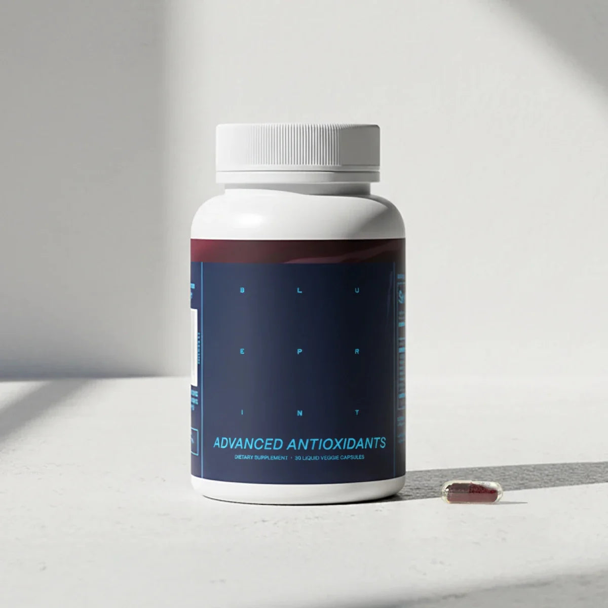 Blueprint Advanced Antioxidants Kapsel auf grauem Hintergrund