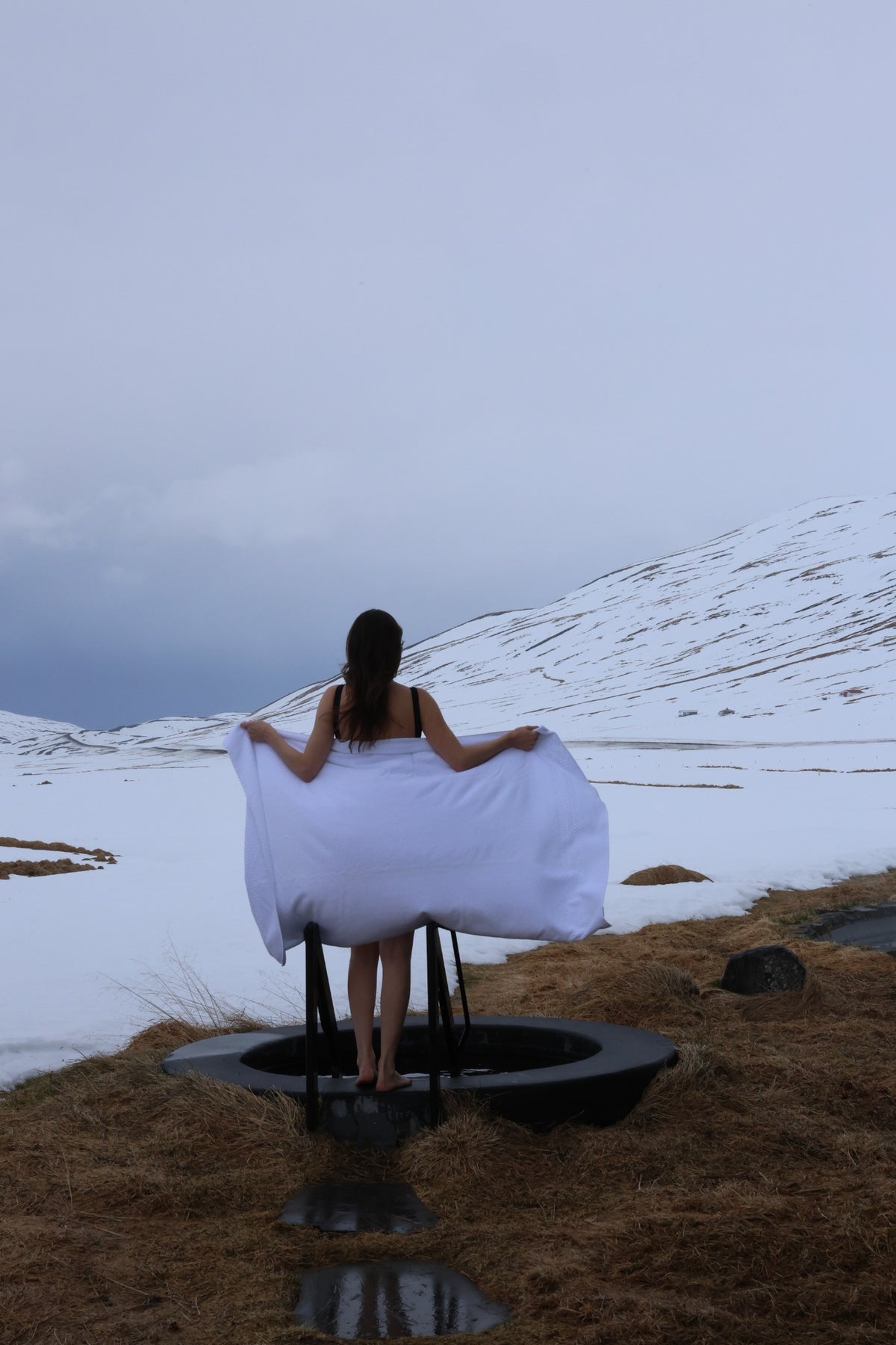 BOGDAO – Auszeit am warmen Aussenpool in Islands Winterlandschaft, Originalaufnahme