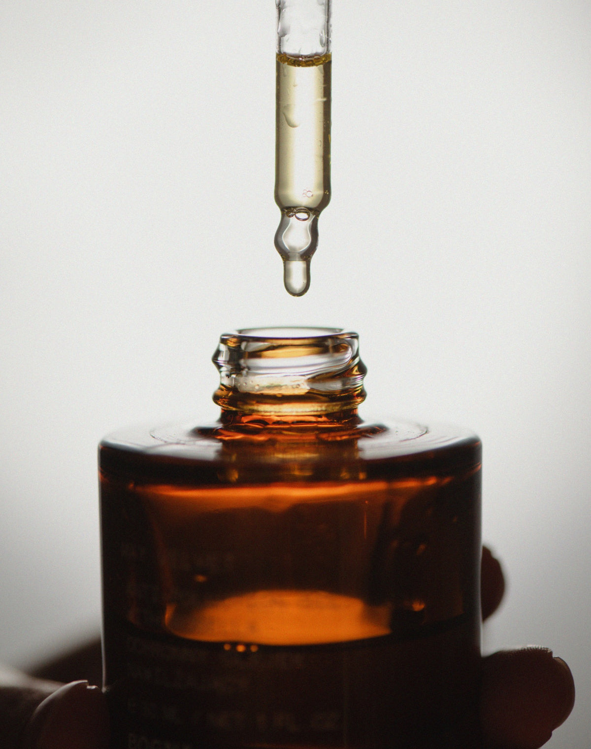 Warme bernsteinfarbene BOGDAO Ölkomposition mit Pipette