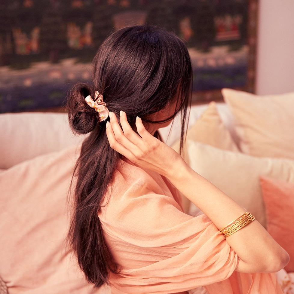 MAULI RITUALS Temple Blessed Silk Scrunchies – 6 Haargummis – Produktansicht 5
