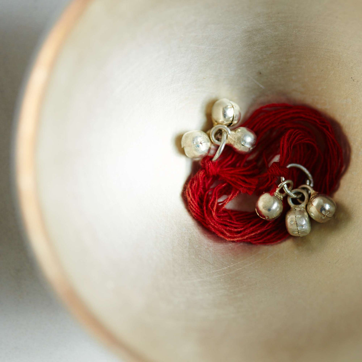 MAULI RITUALS Sacred Red Thread – Armband mit Glöckchen