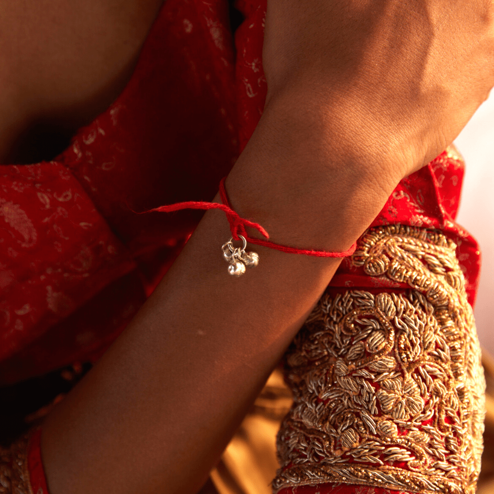 MAULI RITUALS Sacred Red Thread – Armband mit Glöckchen – Produktansicht 2