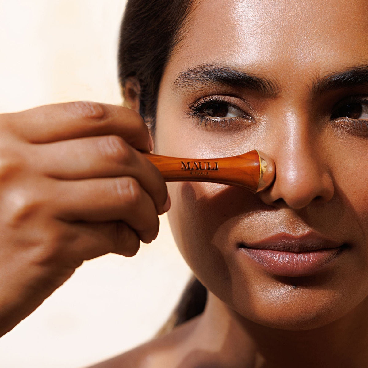 MAULI RITUALS Brow Lift Duo – Augenbrauenöl & Kansa-Tool – Produktansicht 2