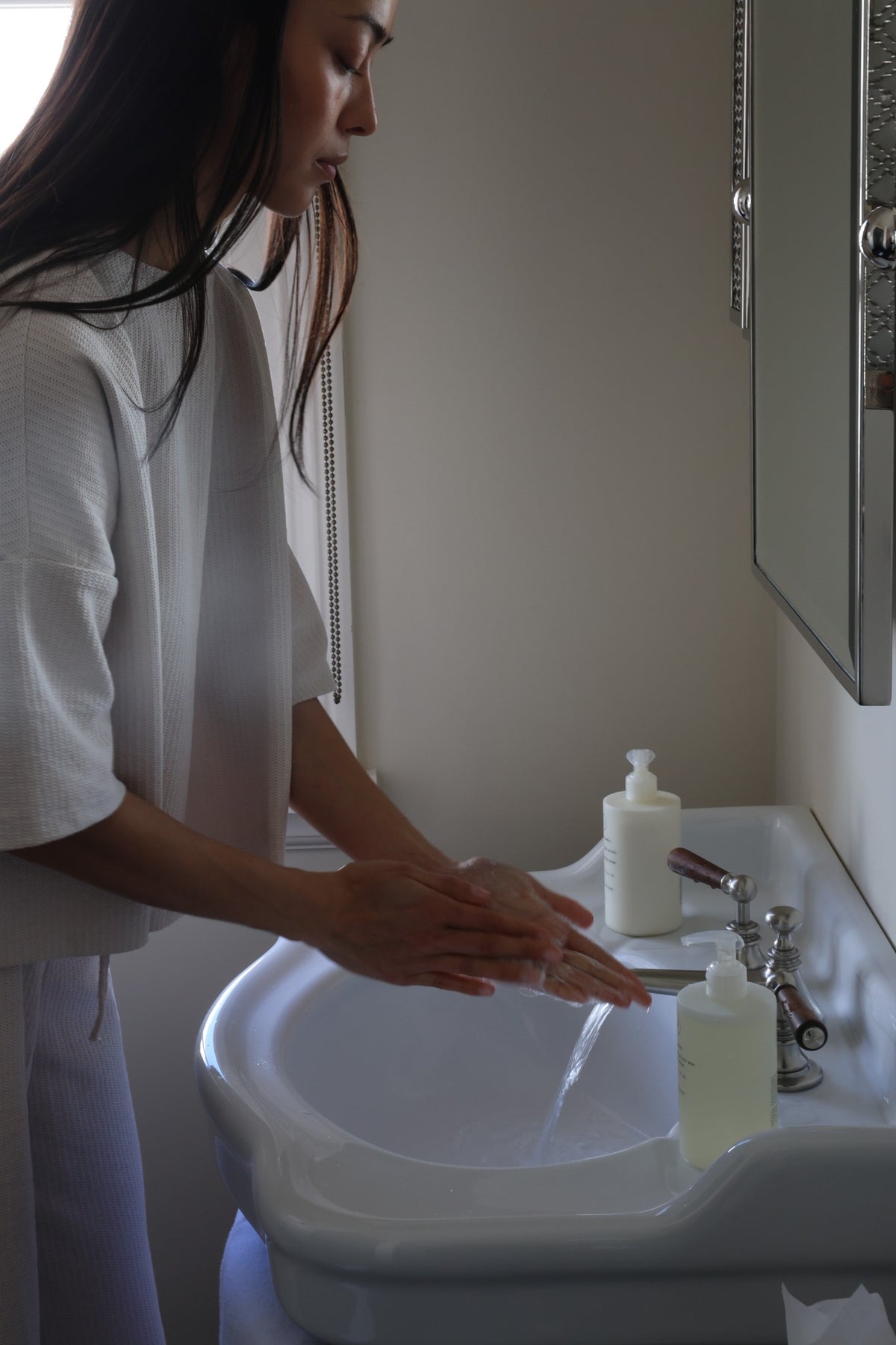 Bewusster Reinigungsmoment im Badezimmer